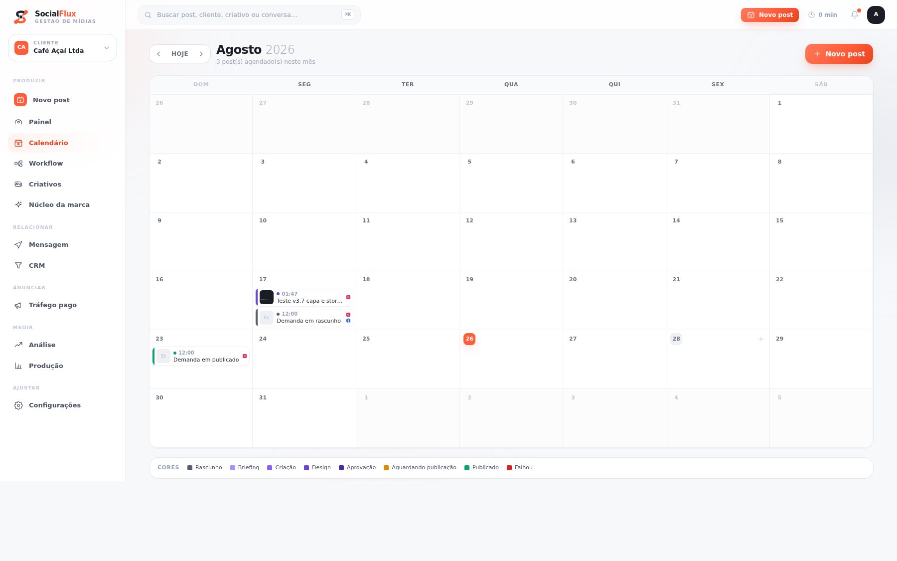 Calendário editorial do SocialFlux com posts agendados nos dias do mês, coloridos por etapa do fluxo